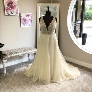 NWT Maggie Sottero Gown Style: Jarret 9SC087 Color: light gold Size: 24